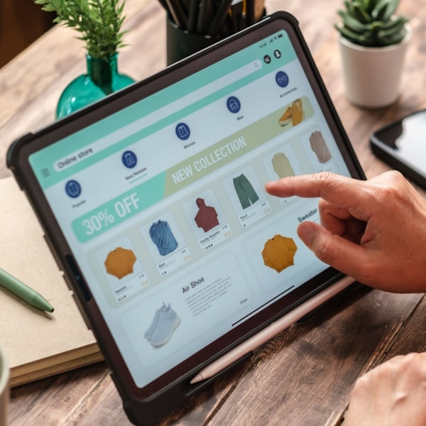  E-commerce example, photo showing someone shopping online.
